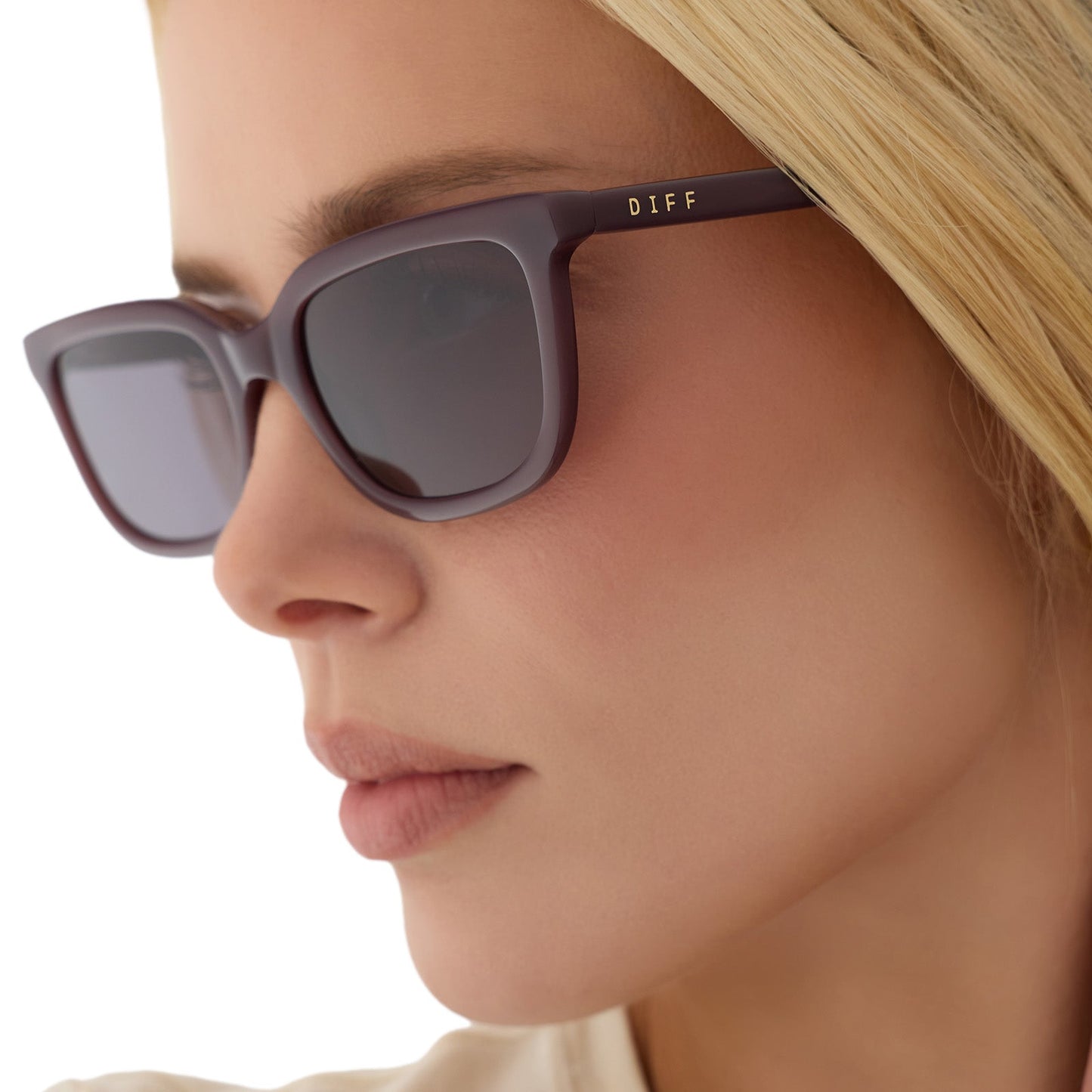 on model - blonde female wearing diff eyewear hannah square sunglasses with a cocoa powder brown acetate frame and grey lenses detailed view