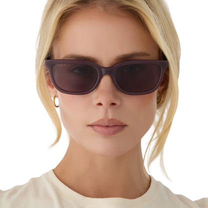 on model - blonde female wearing diff eyewear hannah square sunglasses with a cocoa powder brown acetate frame and grey lenses front view