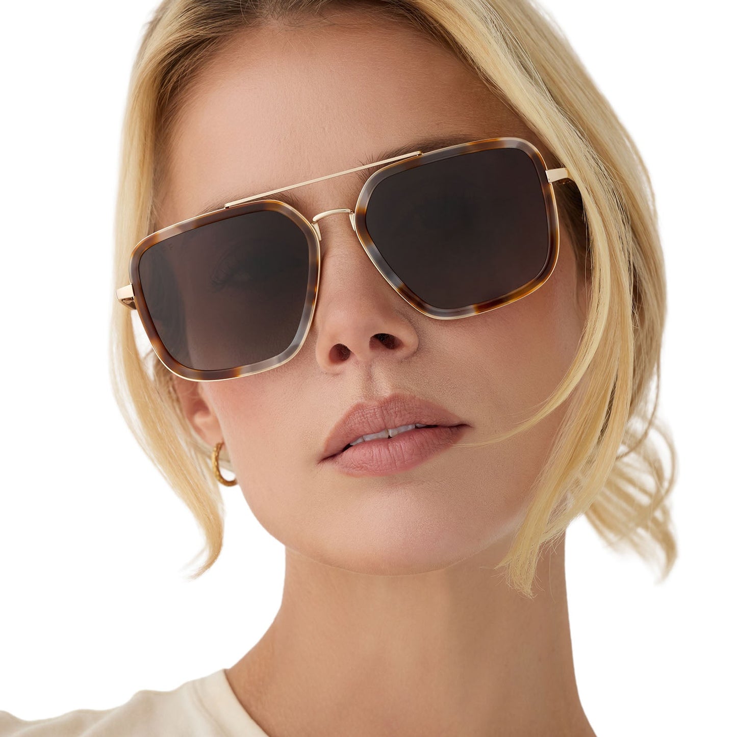 on model - blonde female wearing diff eyewear jordan navigator sunglasses with a dove tortoise brown frame, gold temples, and brown gradient polarized lenses front view