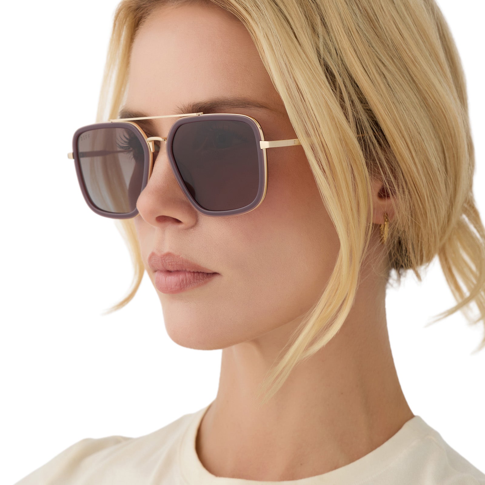 on model - blonde female wearing diff eyewear jordan navigator sunglasses with a cocoa powder brown frame, gold temples, and coca powder to baby blue gradient lenses side view