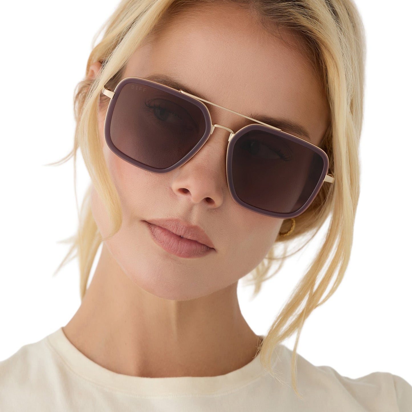 on model - blonde female wearing diff eyewear jordan navigator sunglasses with a cocoa powder brown frame, gold temples, and coca powder to baby blue gradient lenses front view