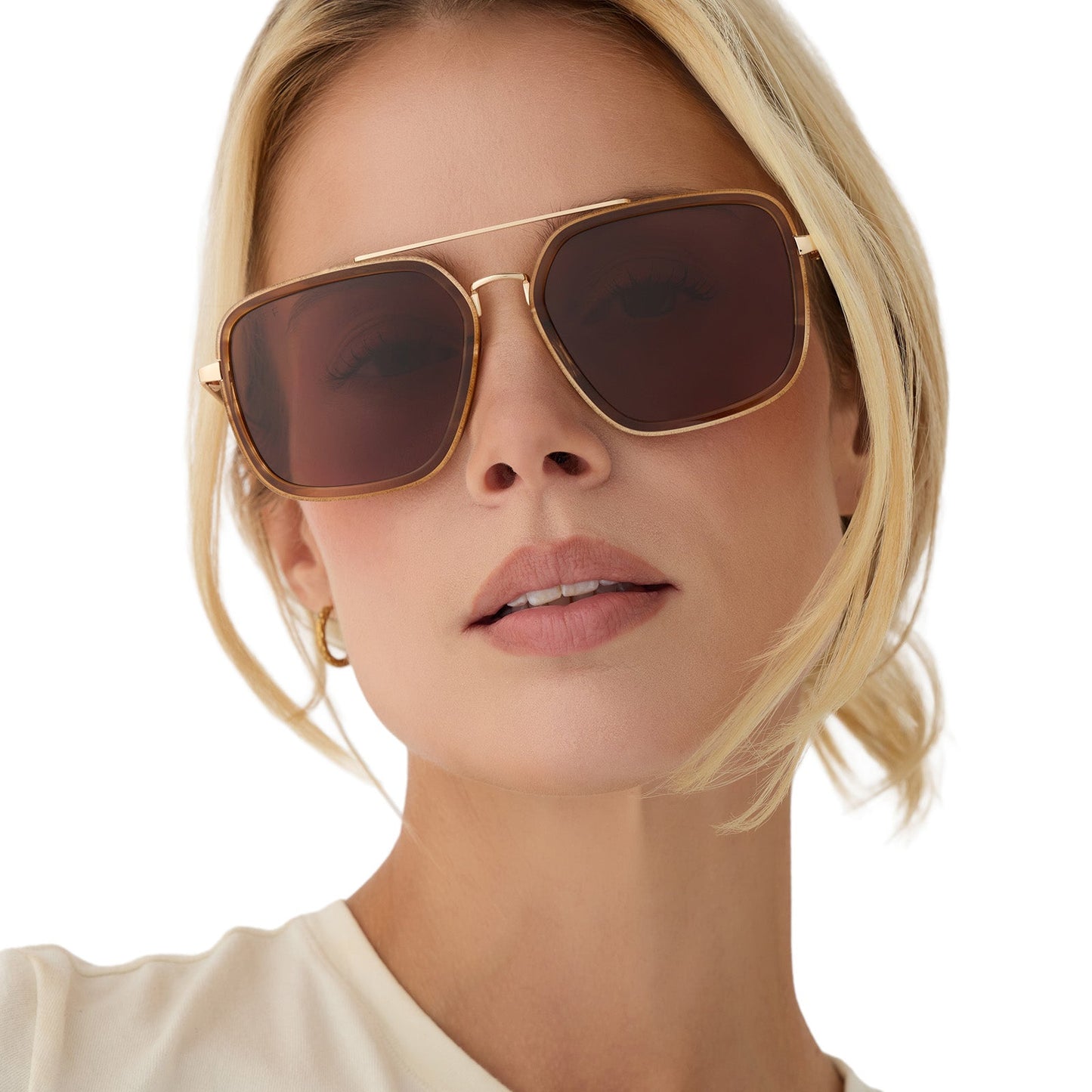 on model - blonde female wearing diff eyewear jordan navigator sunglasses with a tortoise frame, gold temples, and brown lenses front view