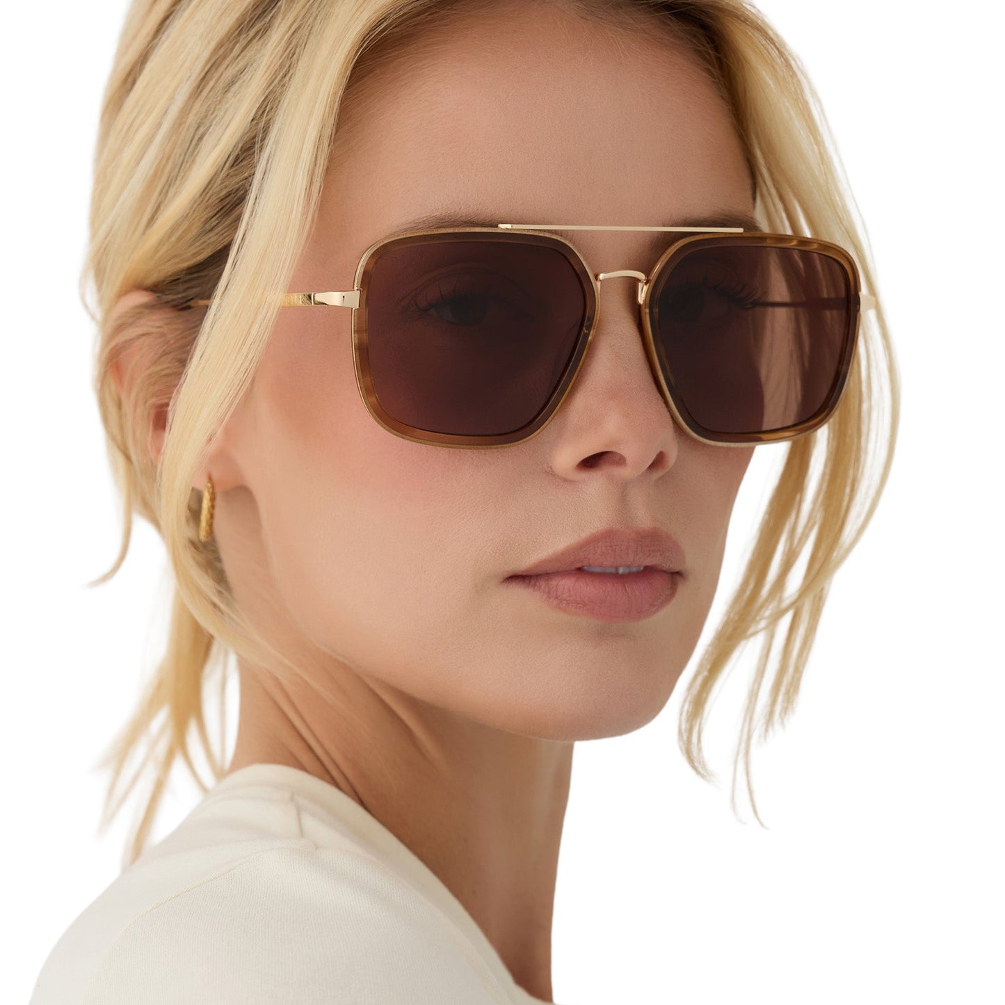 on model - blonde female wearing diff eyewear jordan navigator sunglasses with a tortoise frame, gold temples, and brown lenses angled view