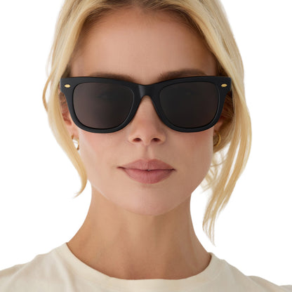 on model - blonde female wearing diff eyewear mercer square sunglasses with a black acetate frame and grey polarized lenses front view