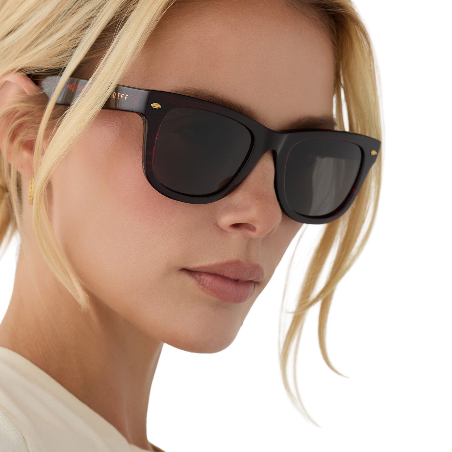 on model - blonde female wearing diff eyewear mercer square sunglasses with a redwood acetate frame and grey polarized lenses angled view