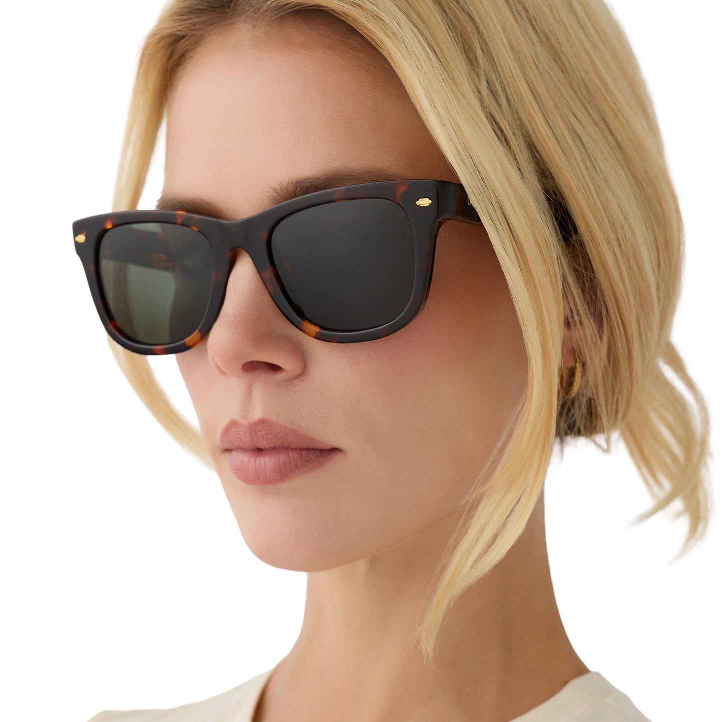 on model - blonde female wearing diff eyewear mercer square sunglasses with a rich tortoise acetate frame and g15 polarized lenses angled view