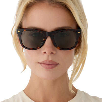 on model - blonde female wearing diff eyewear mercer square sunglasses with a rich tortoise acetate frame and g15 polarized lenses front view