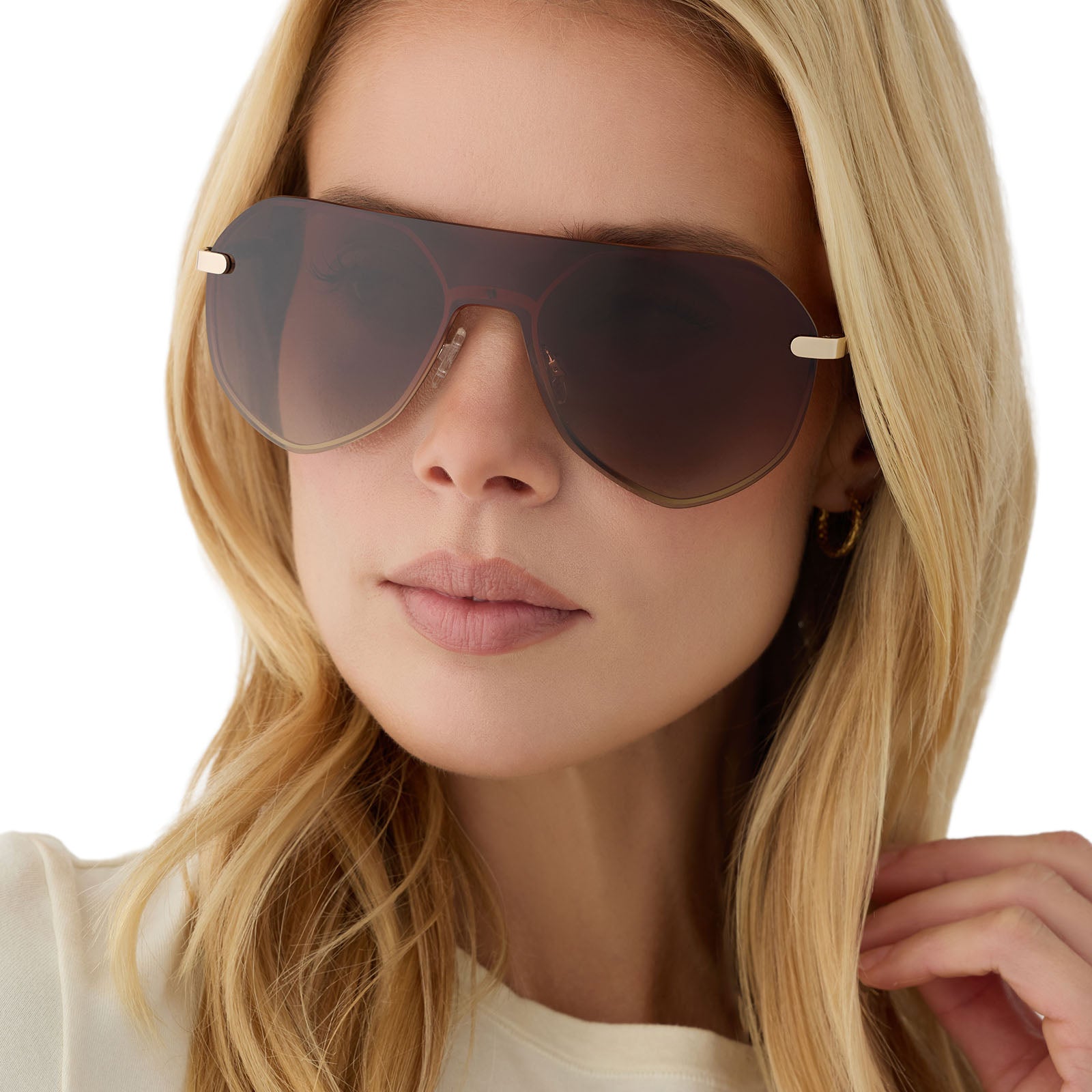 on model - blonde female wearing diff eyewear lonnie oversized aviator sunglasses with a gold metal frame and brown gradient polarized lenses front view