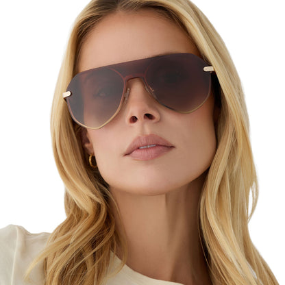 on model - blonde female wearing diff eyewear lonnie oversized aviator sunglasses with a gold metal frame and brown gradient polarized lenses front view