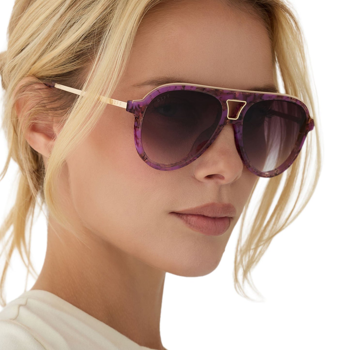on model - blonde female wearing diff eyewear tosca iii oversized aviator sunglasses with a lavender haze purple tortoise acetate frame and brown gradient lenses angled view
