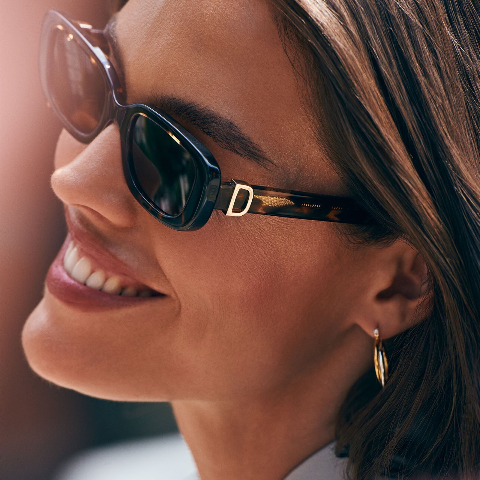 lifestyle - female wearing diff eyewear featuring the daphne rectangle sunglasses with a espresso tortoise + metal frame and brown polarized lenses side view