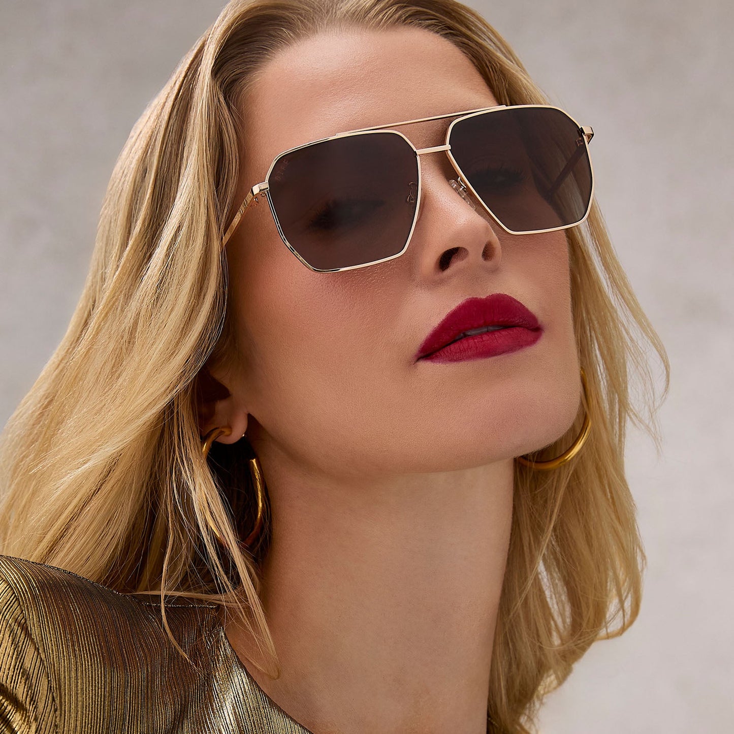 on model - female wearing diff eyewear berkely navigator sunglasses gold & brown gradient angled view