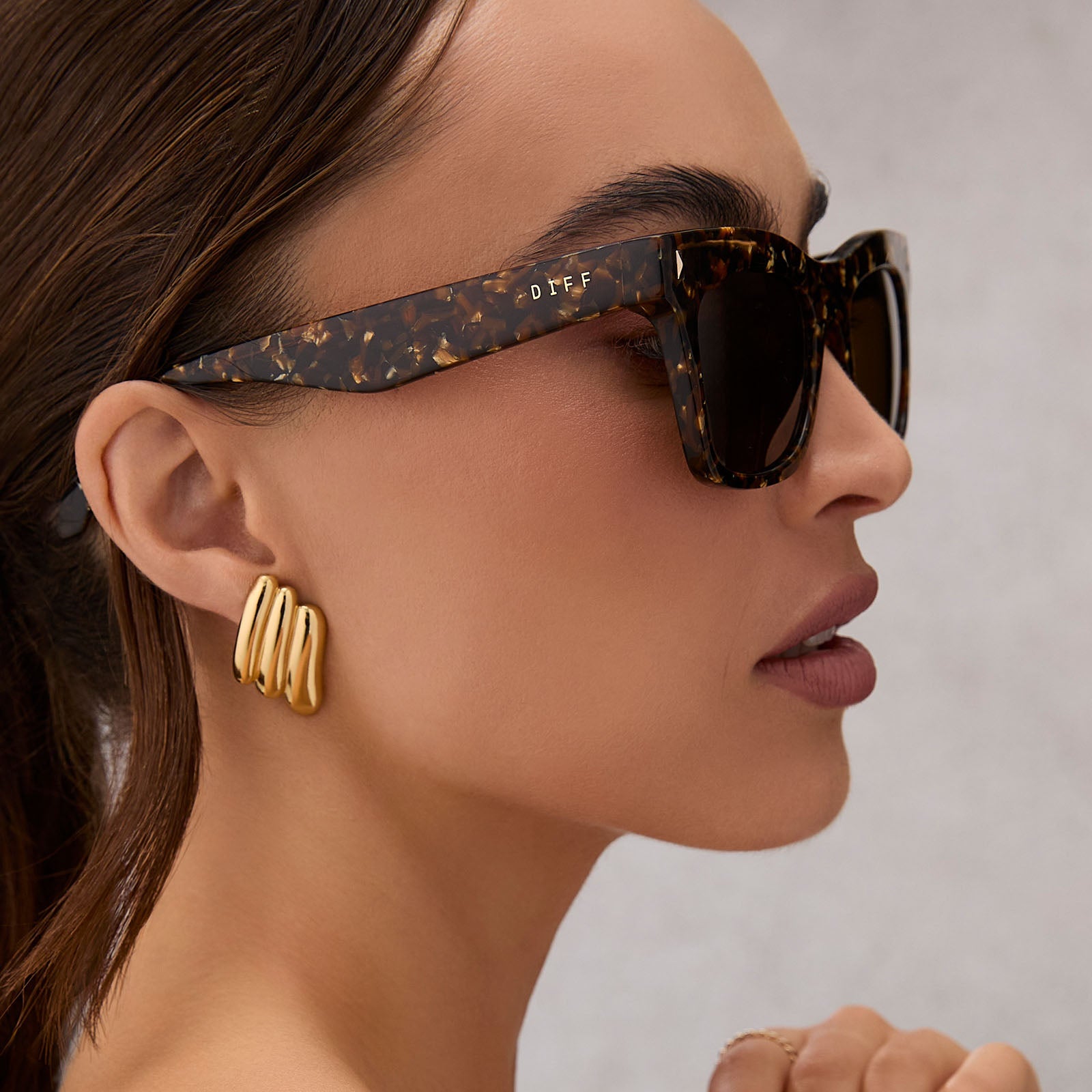 on model - female wearing diff eyewear featuring the bradley cat eye sunglasses with a glitter tortoise frame and brown polarized lenses side view