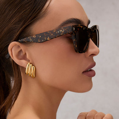 on model - female wearing diff eyewear featuring the bradley cat eye sunglasses with a glitter tortoise frame and brown polarized lenses side view