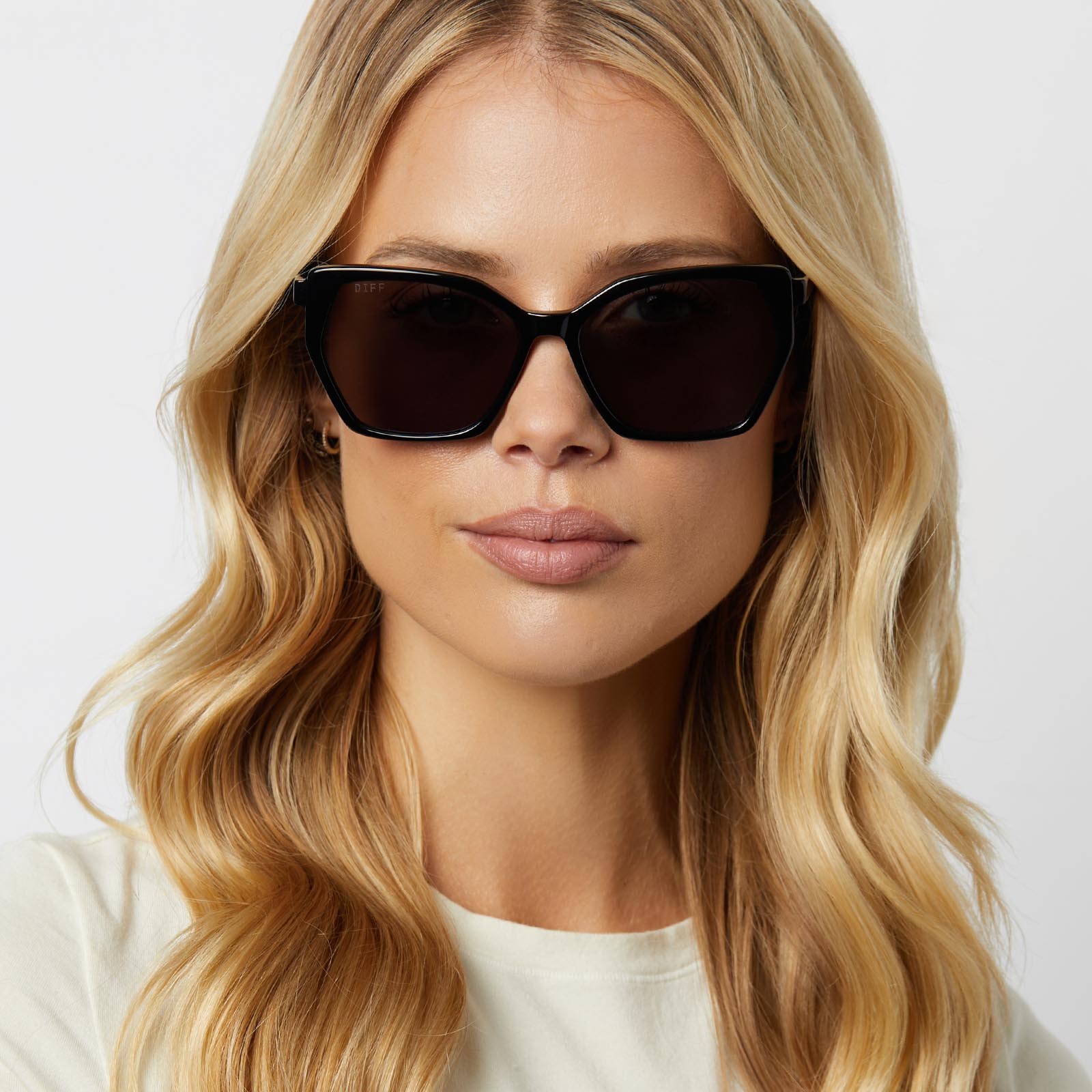 on model - blonde female wearing diff eyewear featuring the vera cateye sunglasses with a black frame and grey lenses front view