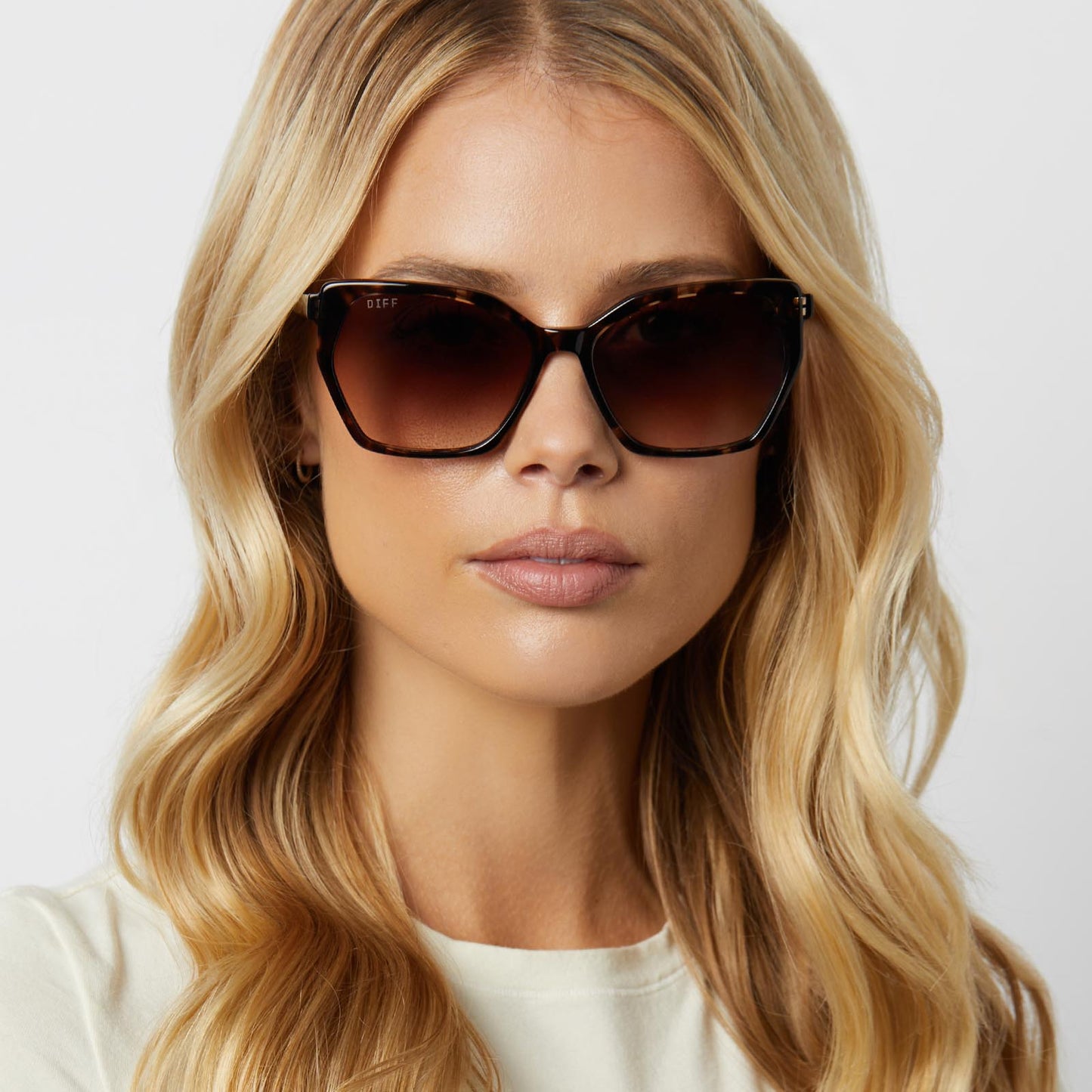 on model - blonde female wearing diff eyewear featuring the vera cateye sunglasses with a espresso tortoise frame and brown gradient polarized lenses front view