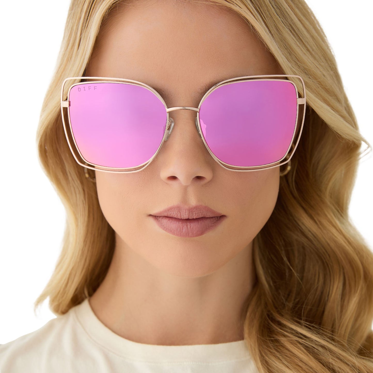 on model - female wearing diff eyewear featuring the jacqueline square sunglasses with a champagne frame and pink mirror lenses front view
