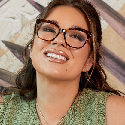 on model - female jessie james decker wearing diff eyewear featuring the winston prescription glasses in amber tortoise front view