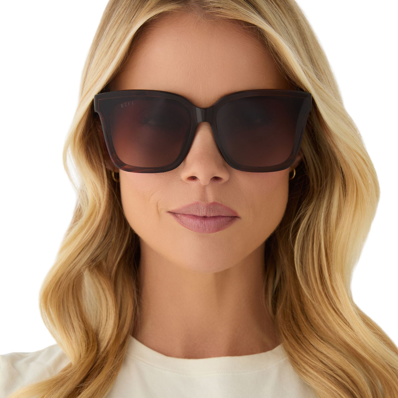 on model - female wearing diff eyewear featuring the meredith ii square sunglasses with a sequoia tortoise frame and brown gradient lenses front view