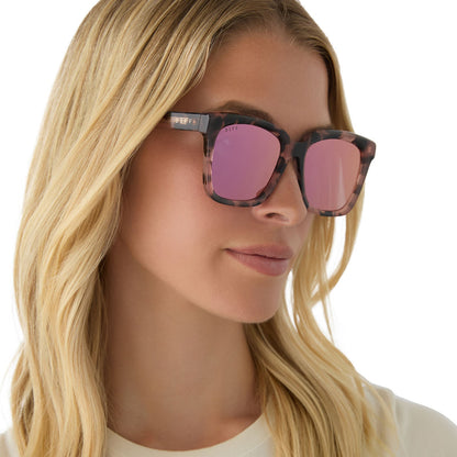 on model - female wearing diff eyewear meredith square sunglasses himalayan tortoise & light pink mirror side view