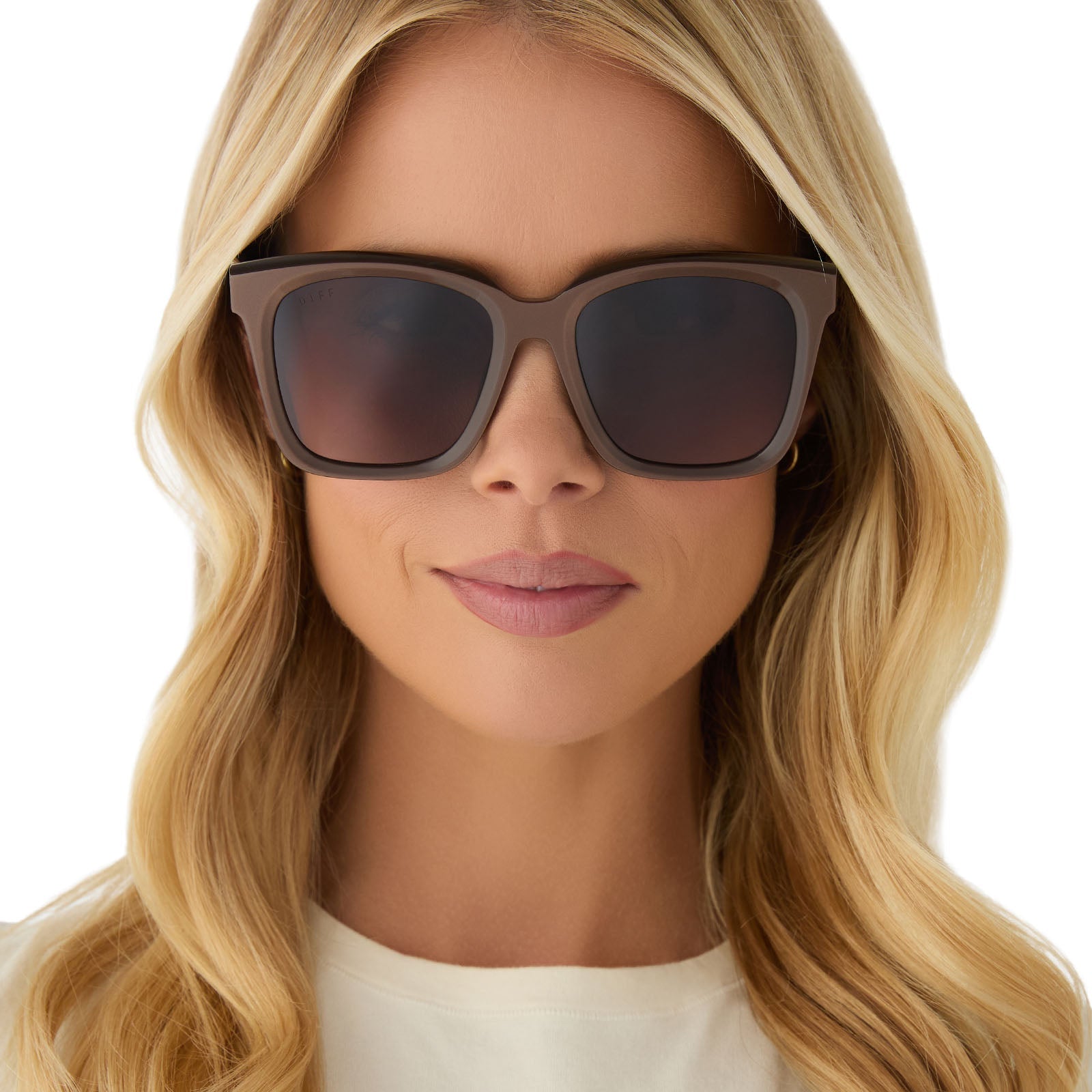 on model - female wearing diff eyewear featuring the meredith square sunglasses with a moscow mule frame and brown gradient gold flash polarized lenses front view