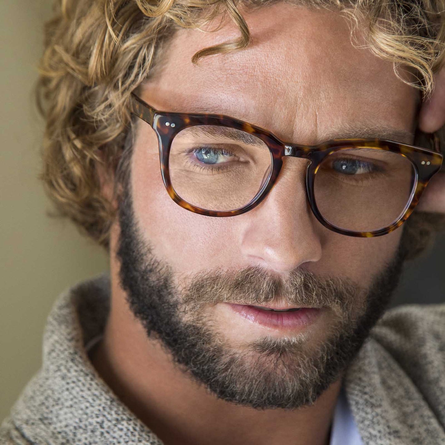 lifestyle - male wearing the weston in amber tortoise and prescription 