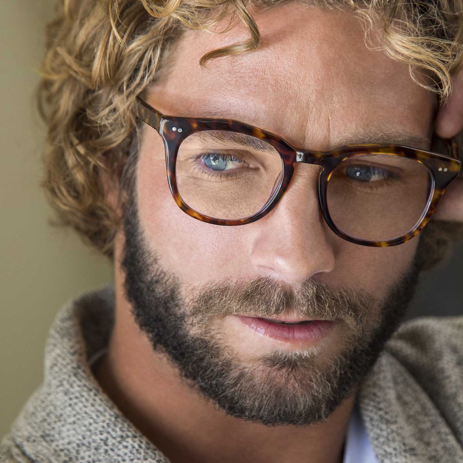 lifestyle - male wearing the weston in amber tortoise and prescription 