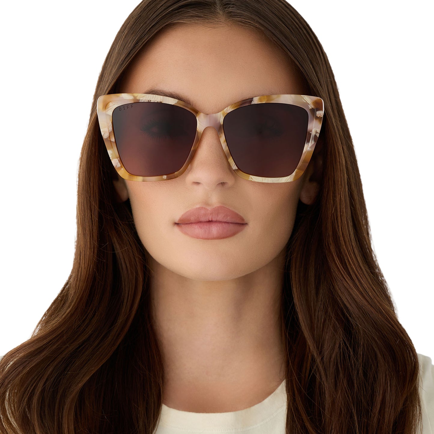 on model - female wearing diff eyewear becky ii cat eye sunglasses with a gilded tortoise and gold metal frame with brown gradient lenses front view