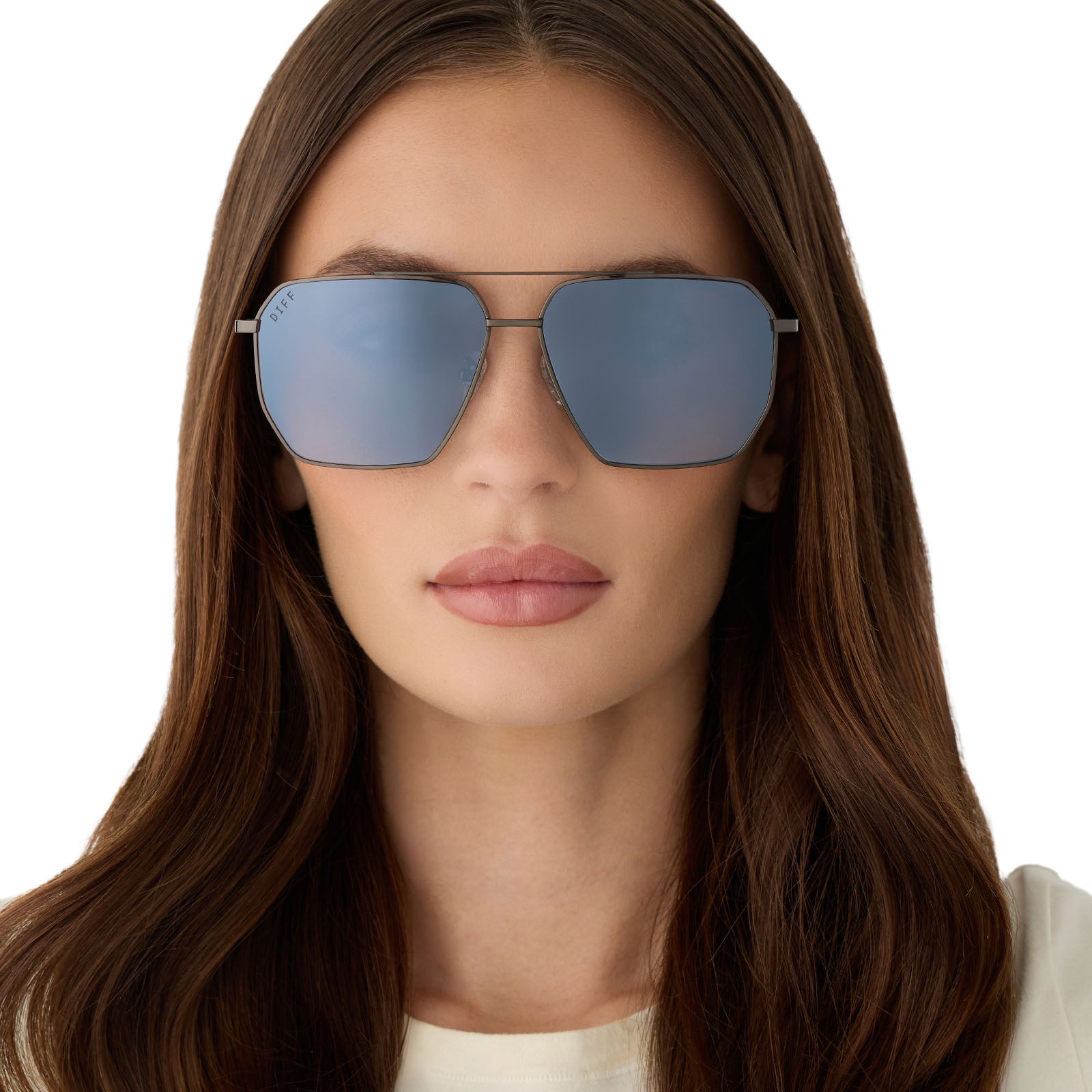on model - female wearing diff eyewear featuring the berkely navigator sunglasses with a gunmetal frame and slate gradient flash polarized lenses front view