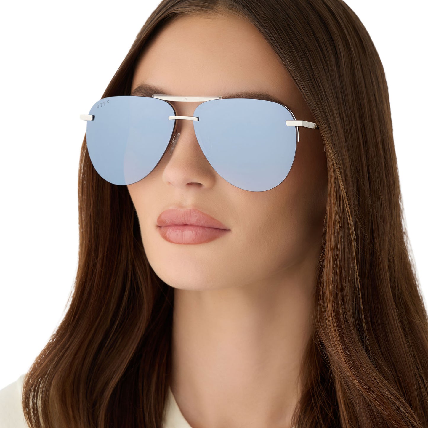 on model - female wearing diff eyewear featuring the tahoe aviator sunglasses with a silver metal frame and slate blue gradient flash polarized lenses angled view