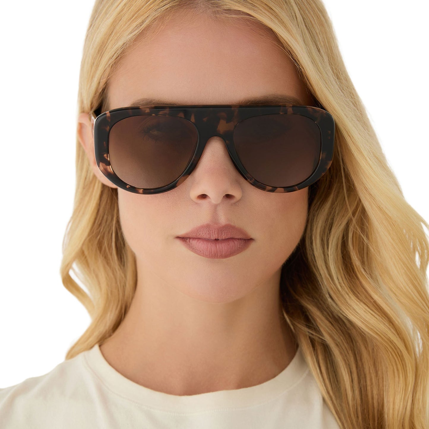 on model - female wearing diff eyewear featuring the morgan shield sunglasses with a espresso tortoise frame and brown gradient lenses front view