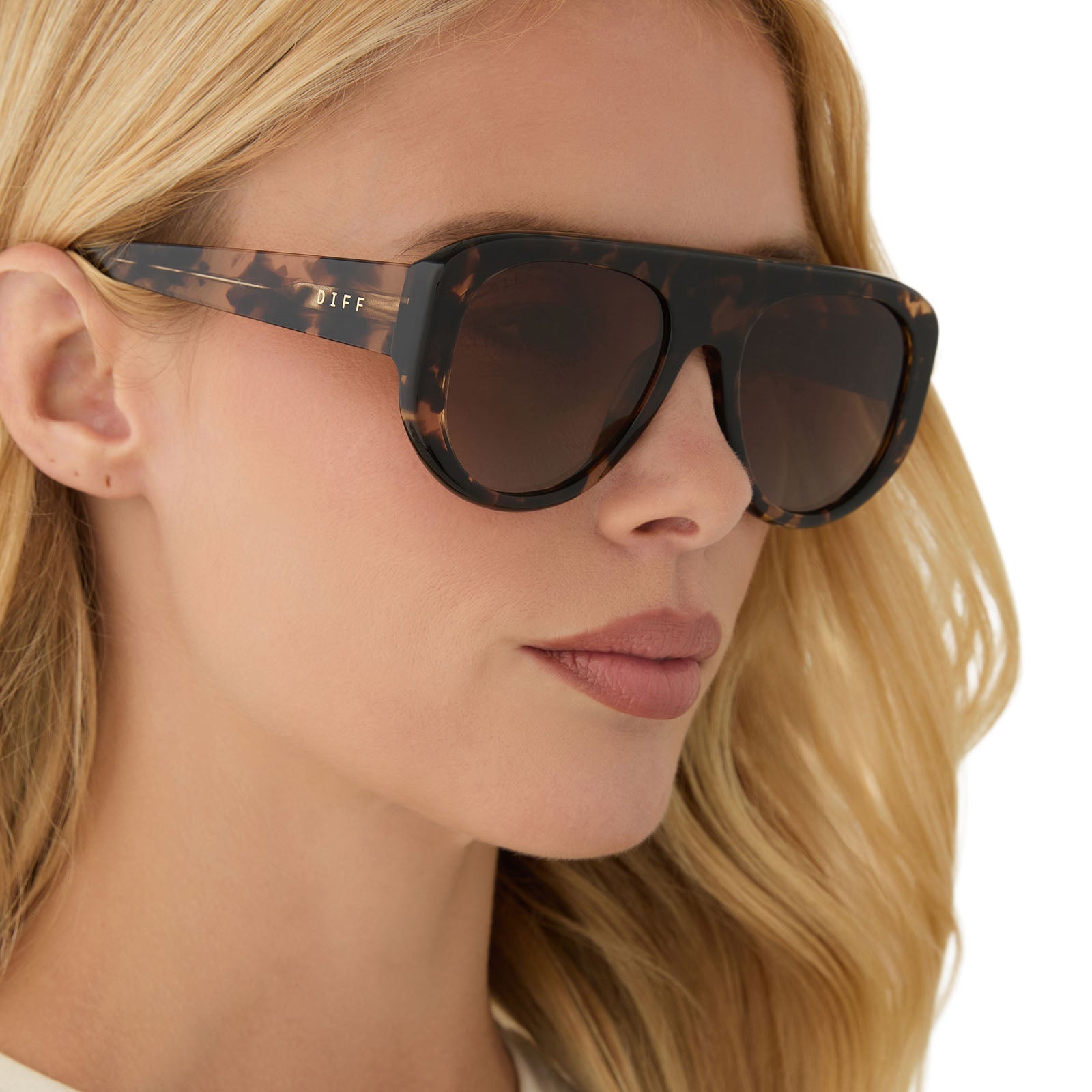 on model - female wearing diff eyewear featuring the morgan shield sunglasses with a espresso tortoise frame and brown gradient lenses angled view