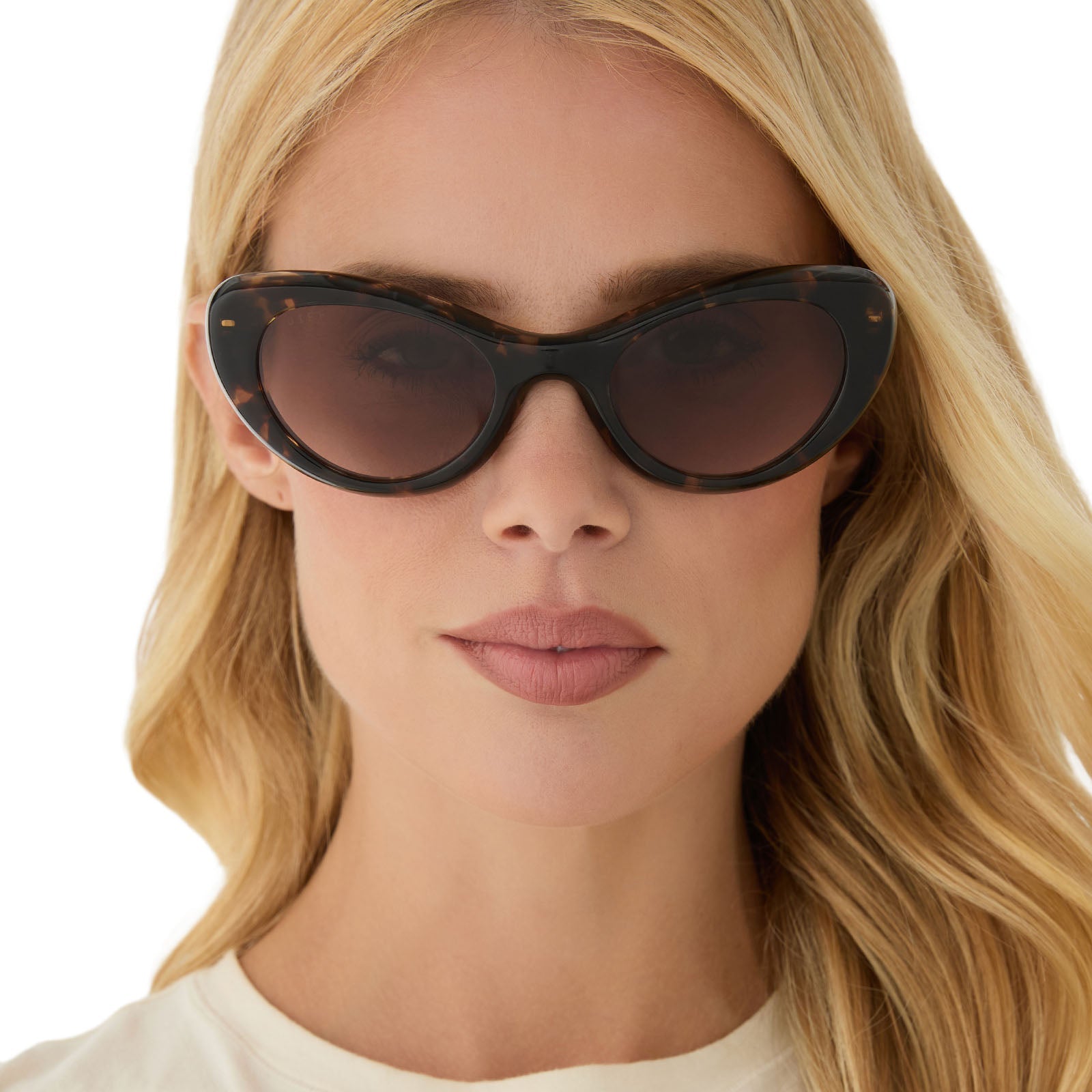 on model - female wearing diff eyewear featuring the zaria cat eye sunglasses with a espresso tortoise frame and brown gradient lenses front view