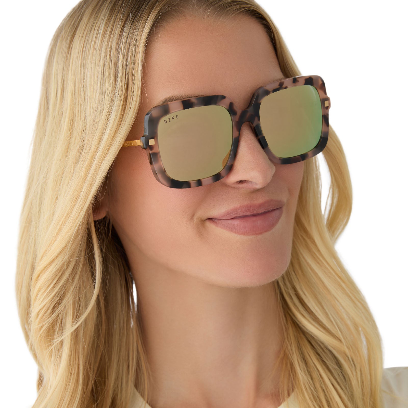 on model - female wearing diff eyewear featuring the sandra square sunglasses with a himalayan tortoise frame and taupe mirror lenses angled view