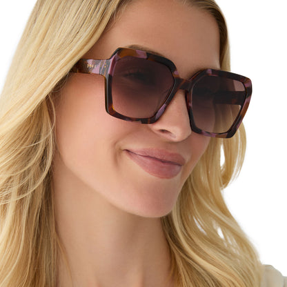 on model - female wearing diff eyewear featuring the sloane square sunglasses with a torino brown pink tortoise frame and brown gradient lenses side view