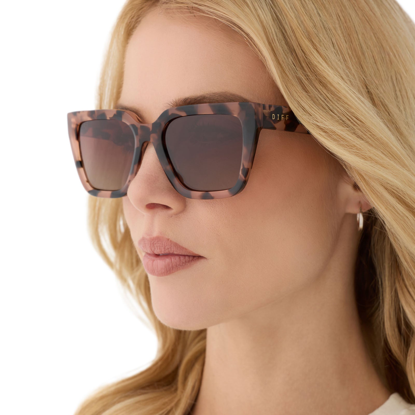 on model - female wearing diff eyewear featuring the amara square sunglasses with a himalyan tortoise frame and brown gradient polarized lenses angled view