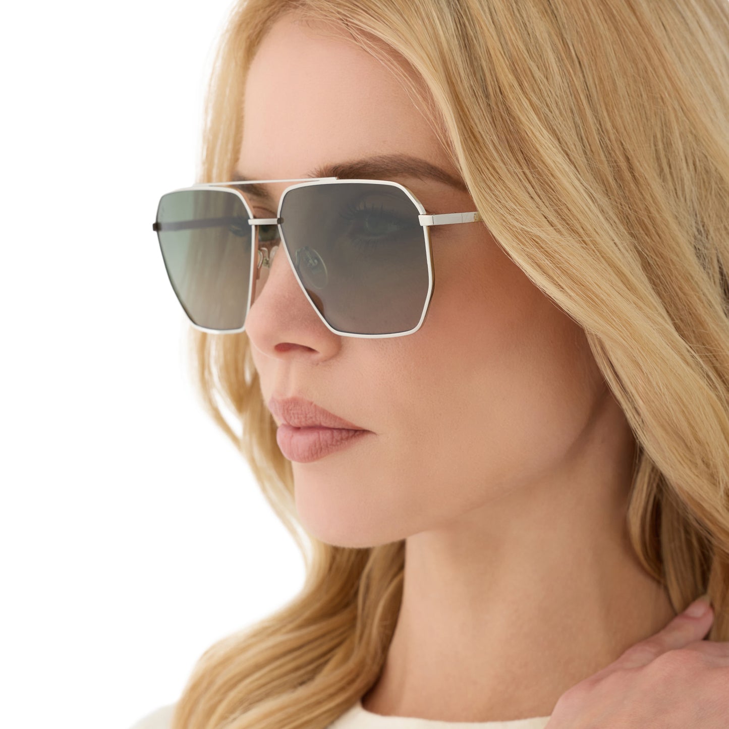 on model - blonde female wearing diff eyewear featuring the berkely navigator sunglasses with a silver frame and cool matcha gradient lenses angled view