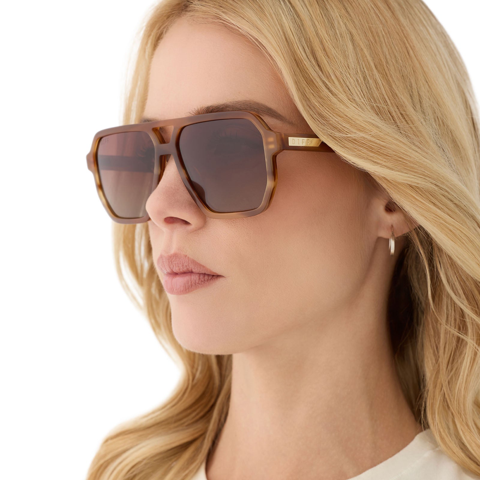 on model - female wearing diff eyewear featuring the cameron navigator sunglasses with a tawny brown tortoise frame and brown gradient polarized lenses angled view