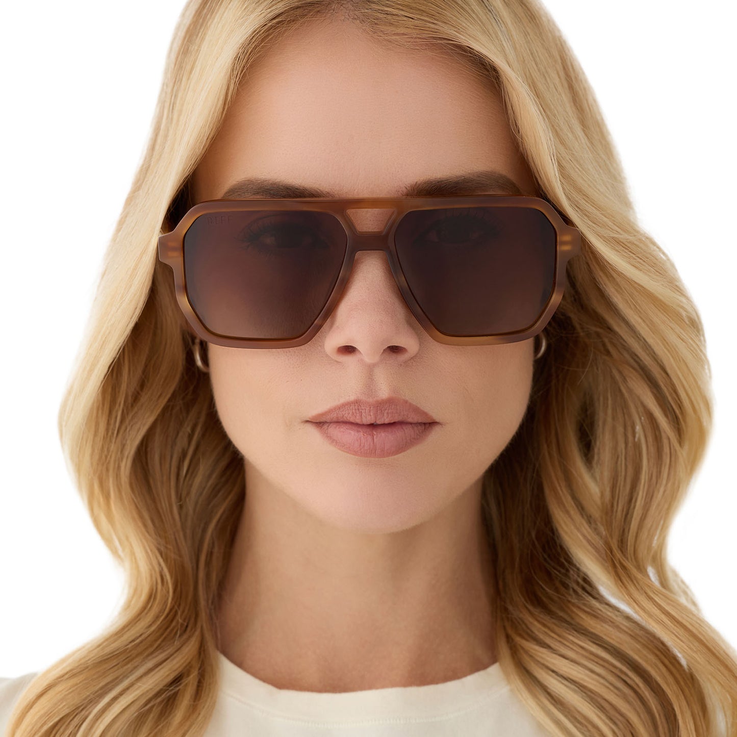 on model - female wearing diff eyewear featuring the cameron navigator sunglasses with a tawny brown tortoise frame and brown gradient polarized lenses front view
