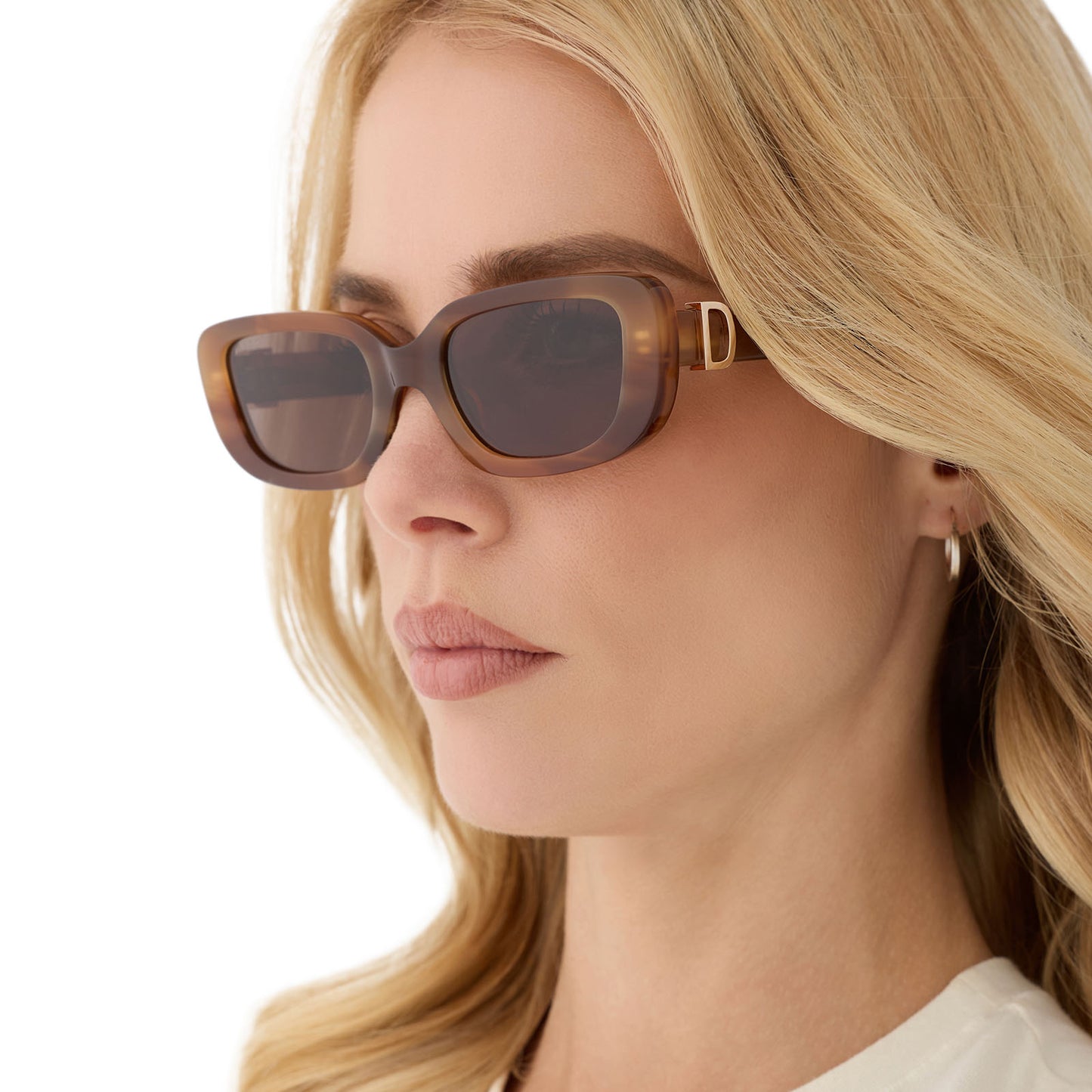 on model - female wearing diff eyewear featuring the daphne rectangle sunglasses with a tawny brown tortoise frame and brown polarized lenses angled view