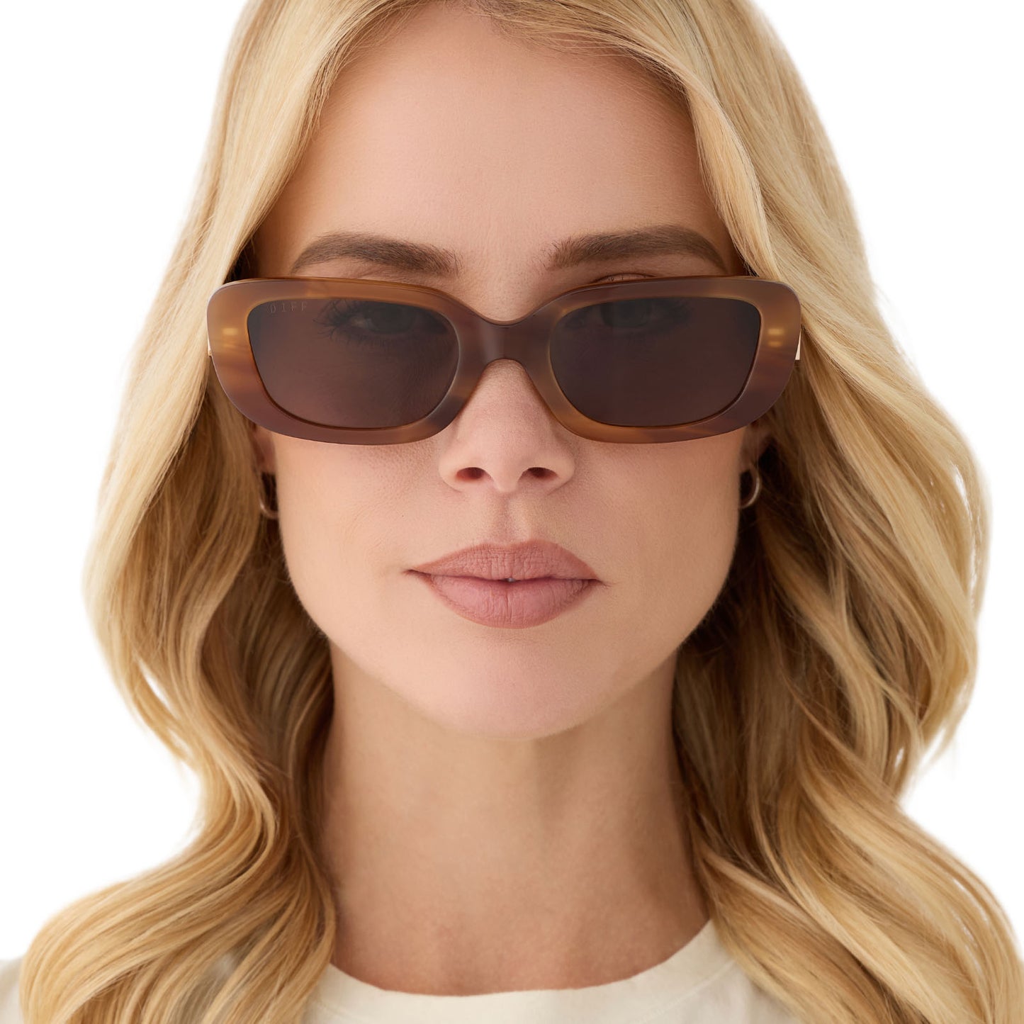 on model - female wearing diff eyewear featuring the daphne rectangle sunglasses with a tawny brown tortoise frame and brown polarized lenses front view