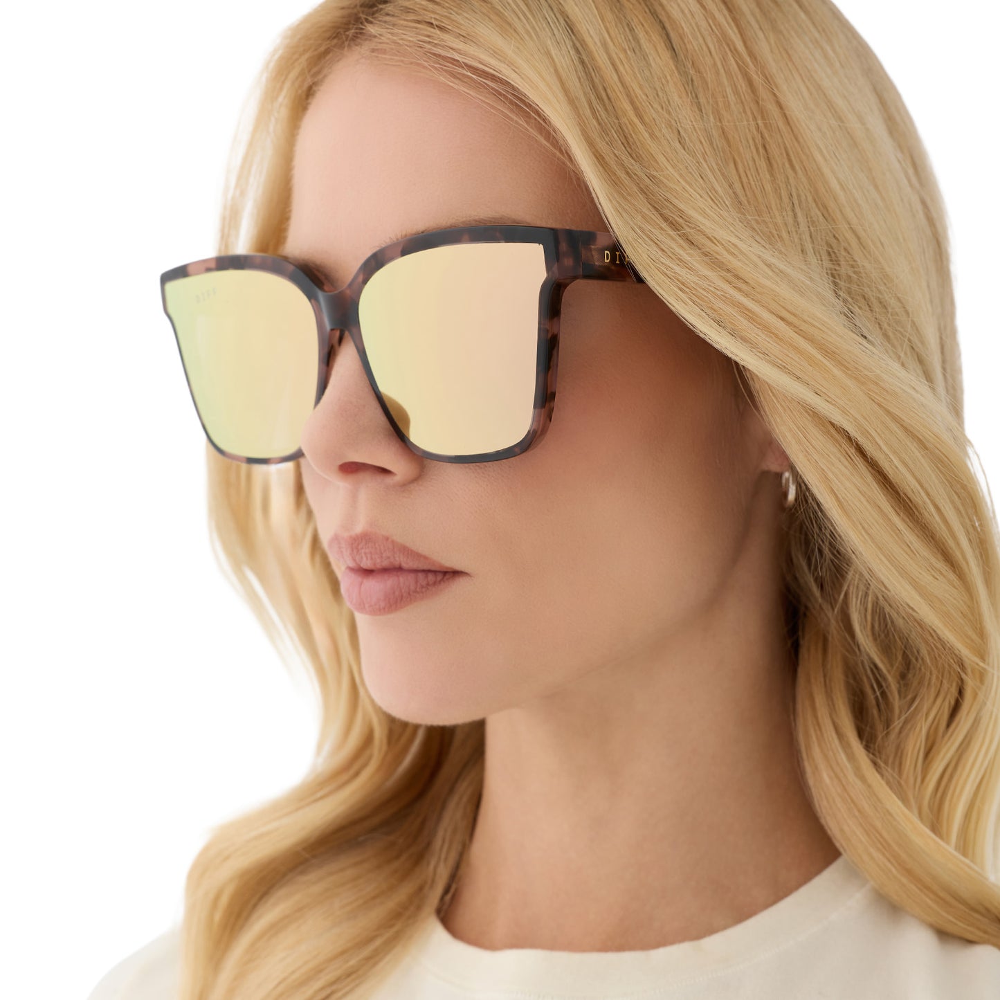 on model - female wearing diff eyewear featuring the meredith ii square sunglasses with a himalyan tortoise frame and taupe mirror lenses angled view