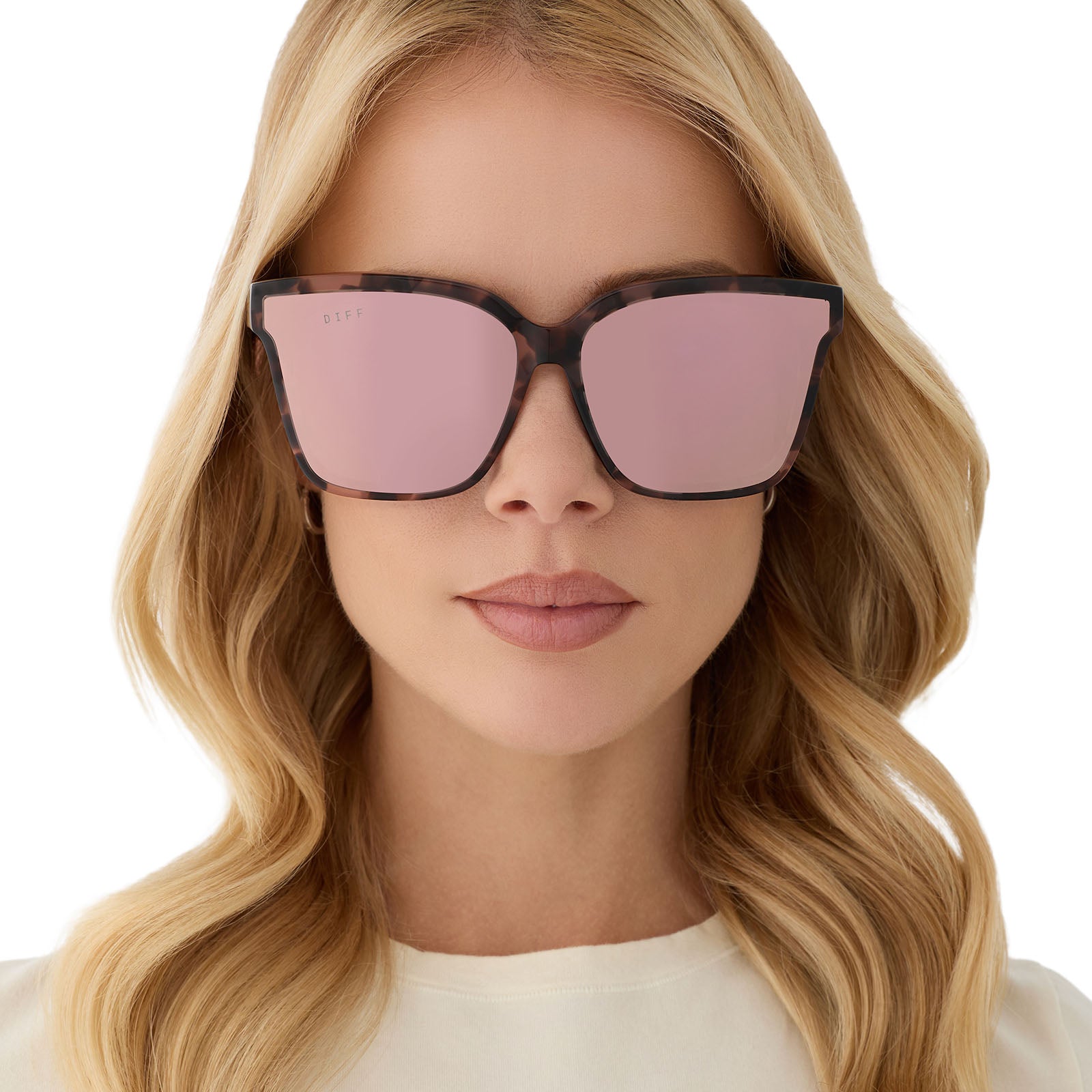on model - female wearing diff eyewear featuring the meredith ii square sunglasses with a himalyan tortoise frame and taupe mirror lenses front view