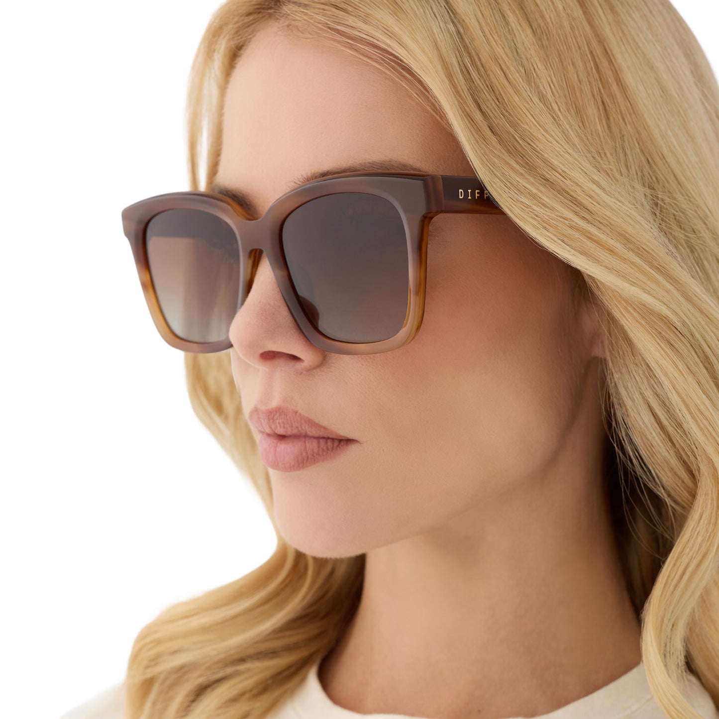 on model - female wearing diff eyewear featuring the meredith square sunglasses with a tawny brown tortoise frame and brown gradient polarized lenses angled view