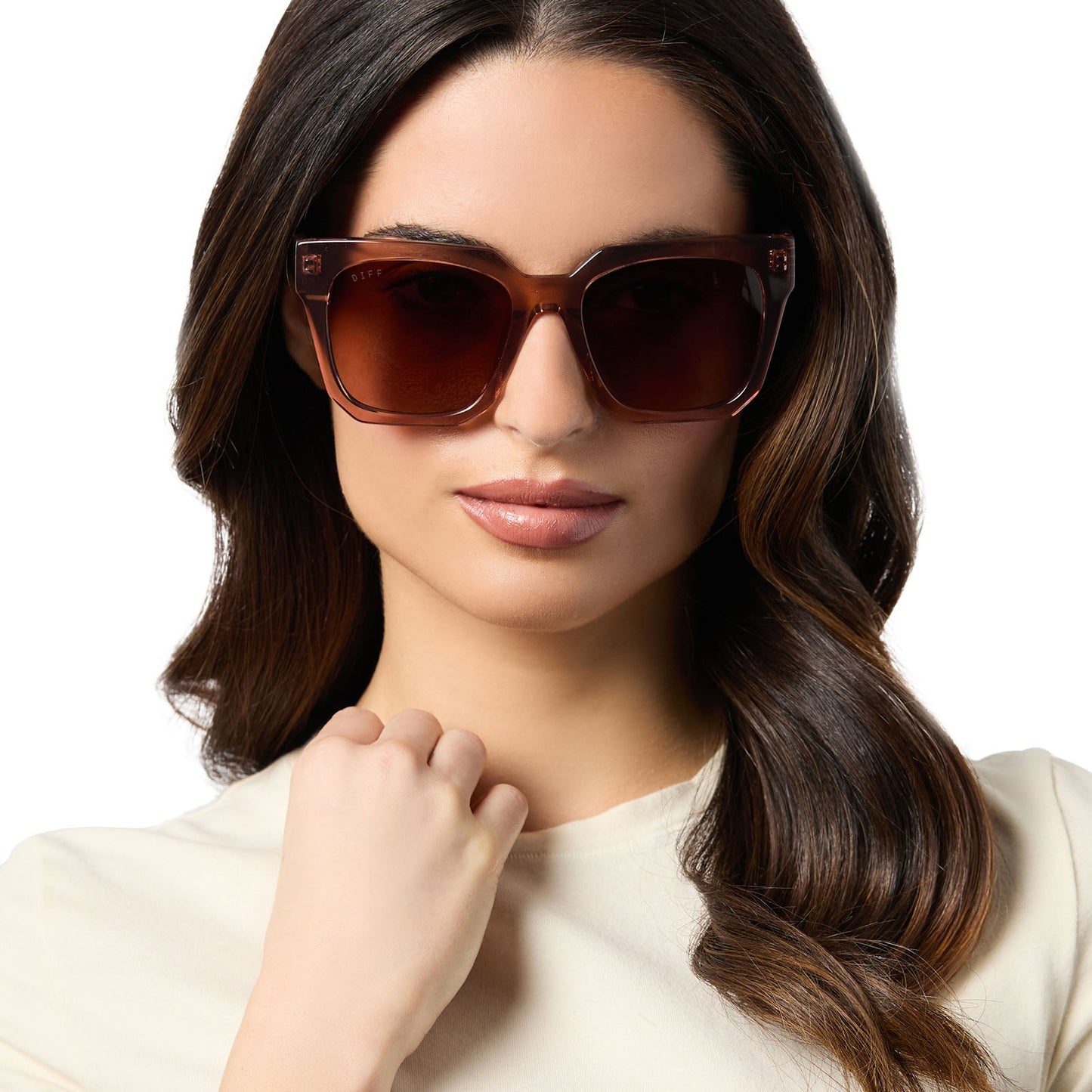 on model - female wearing diff eyewear ariana ii square oversized sunglasses with a cafe ole brown acetate frame and brown gradient polarized lenses front view