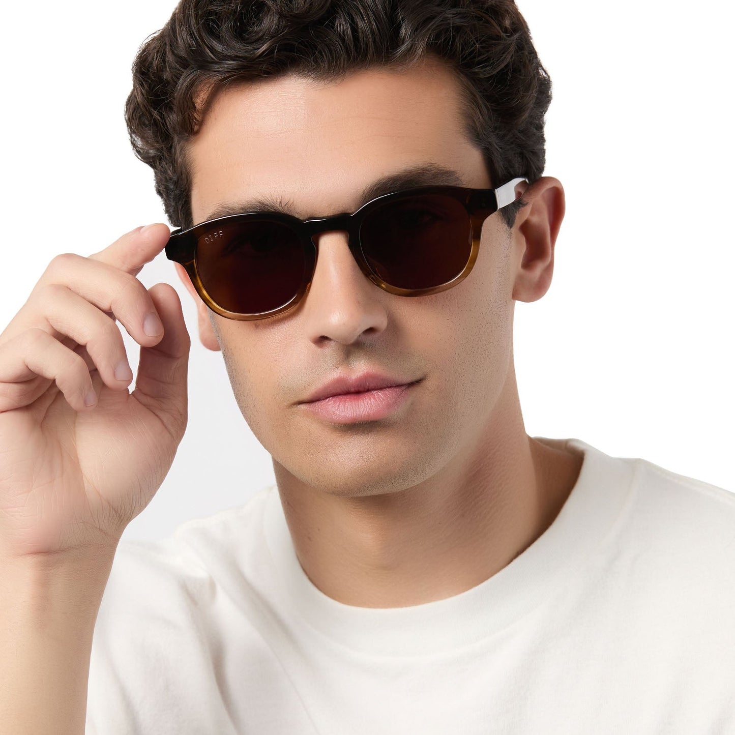 on model - male wearing diff eyewear arlo xl round sunglasses with a mocha brown gradient acetate frame and brown lenses front view