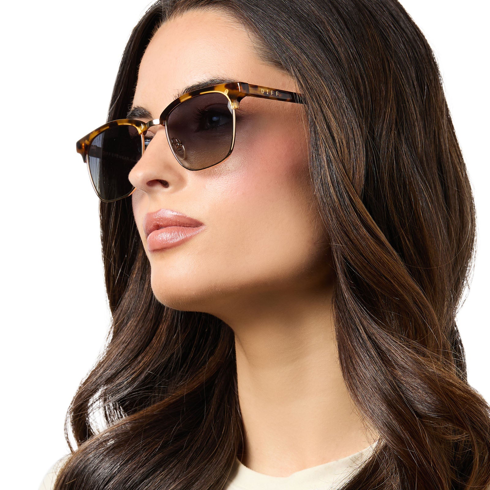 on model - female wearing diff eyewear biarritz square sunglasses with a amber tortoise frame and blue gradient polarized lenses side view