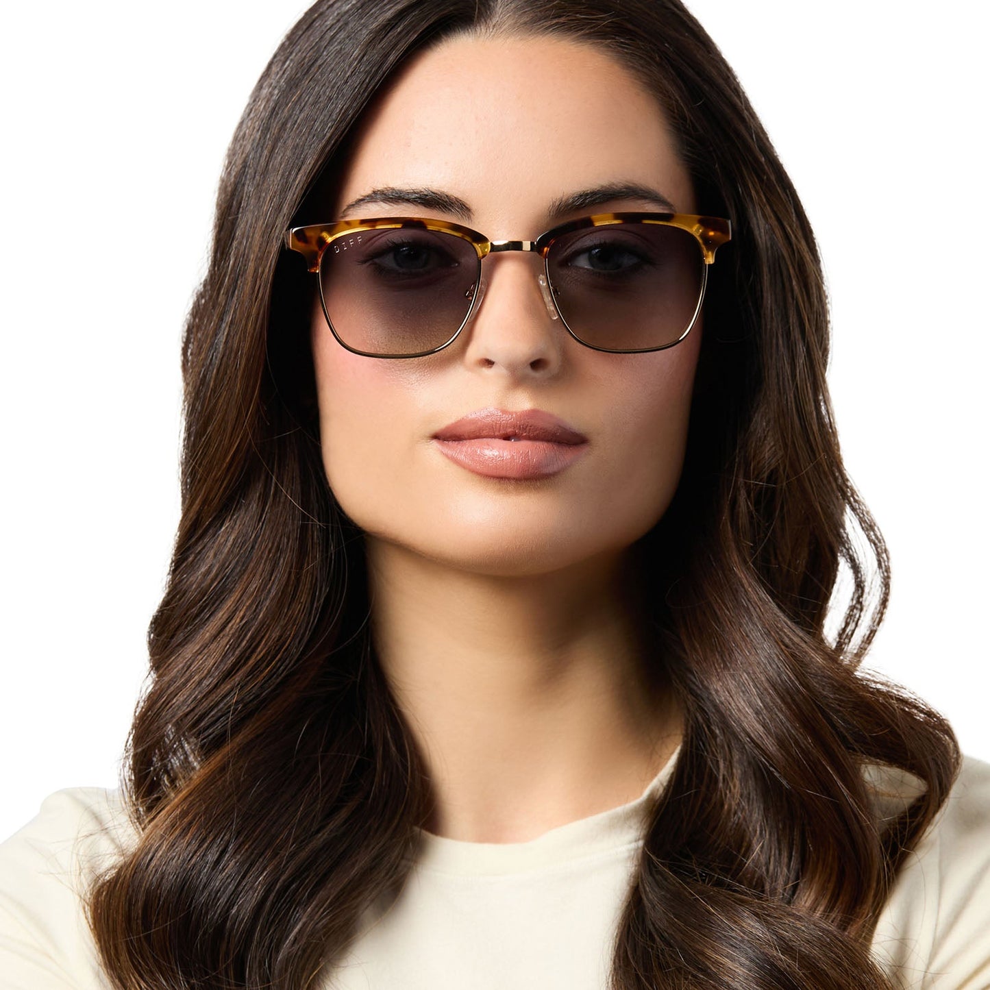 on model - female wearing diff eyewear biarritz square sunglasses with a amber tortoise frame and blue gradient polarized lenses front view