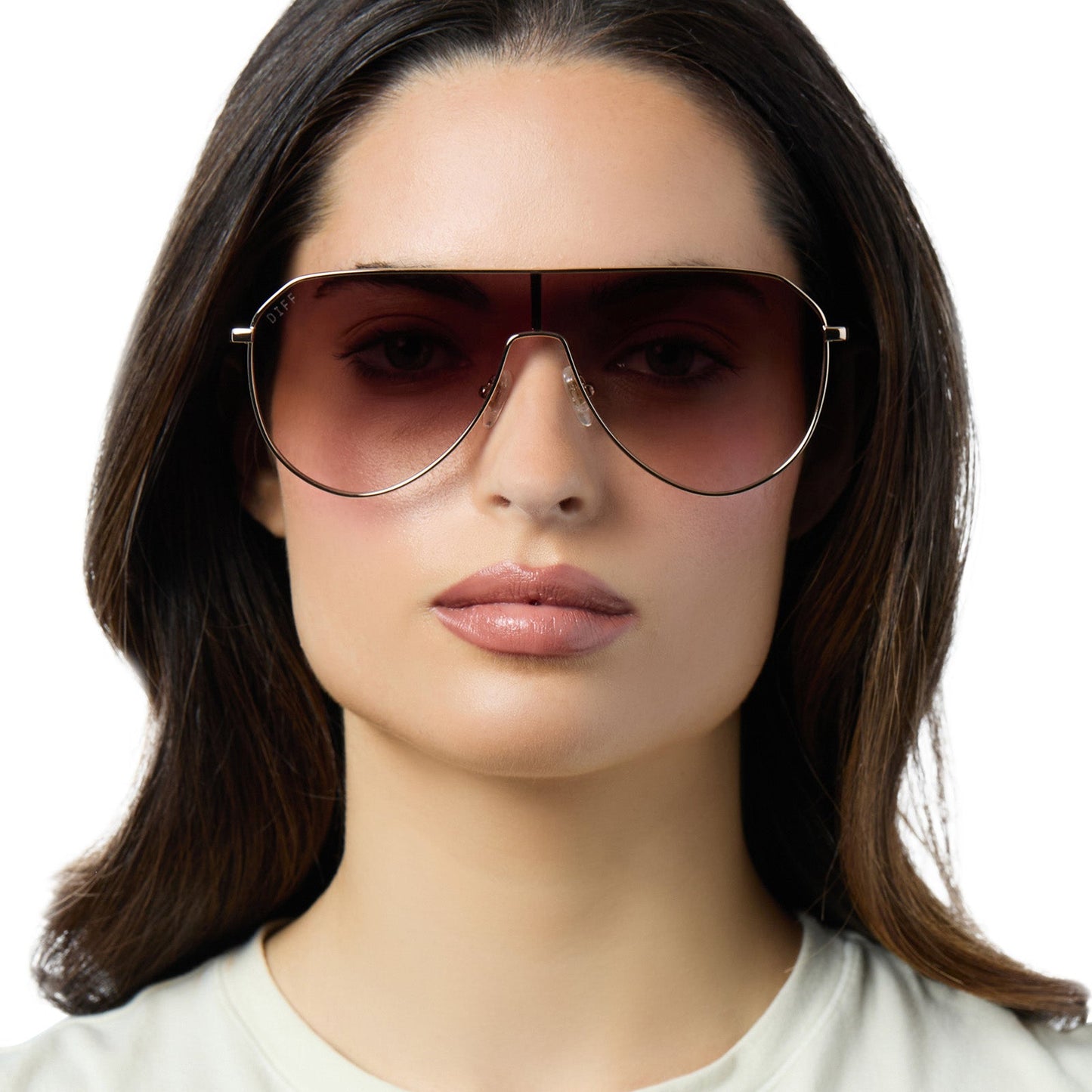 on model - female wearing diff eyewear dash shield oversized sunglasses with a gold metal frame and brown gradient lenses front view