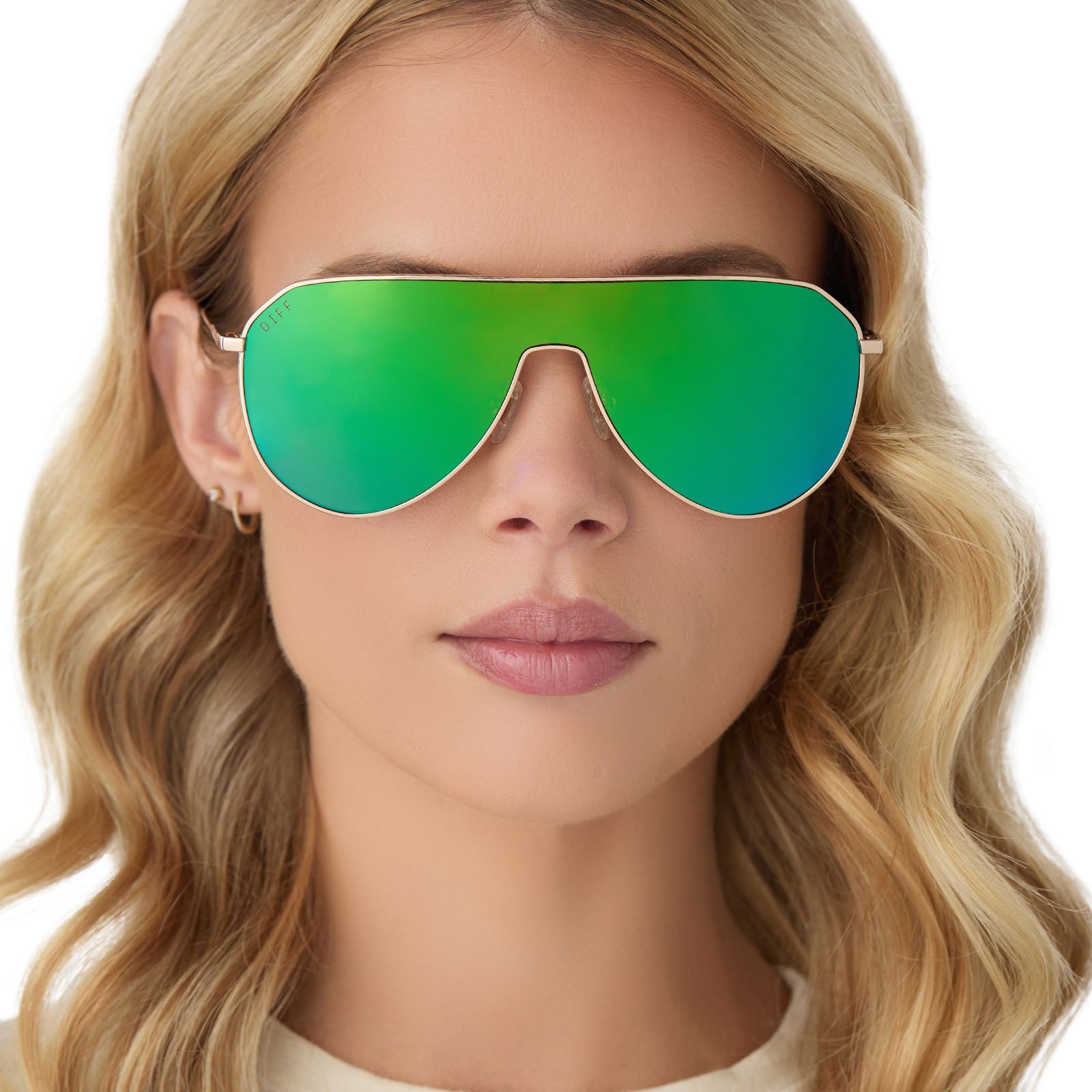 on model - female wearing diff eyewear dash shield oversized sunglasses with a gold metal frame and green mirror lenses front view